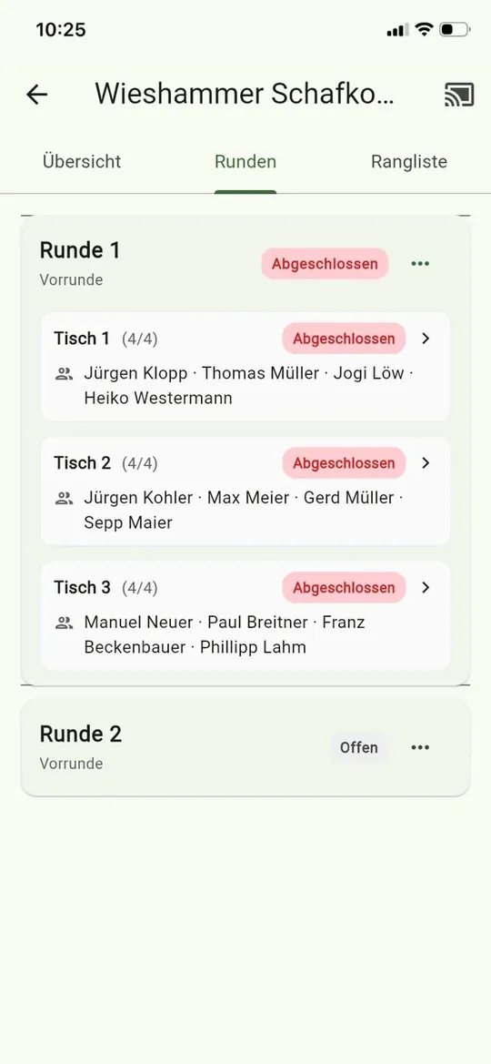 Eintragen an einem Turniertisch waehrend der laufenden Runde